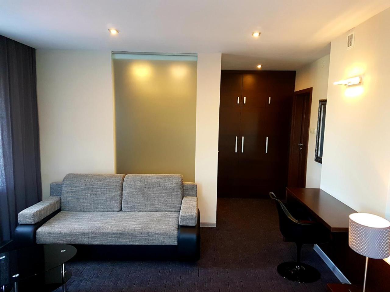 Azymut Hotel - Restauracja Andrespol Buitenkant foto